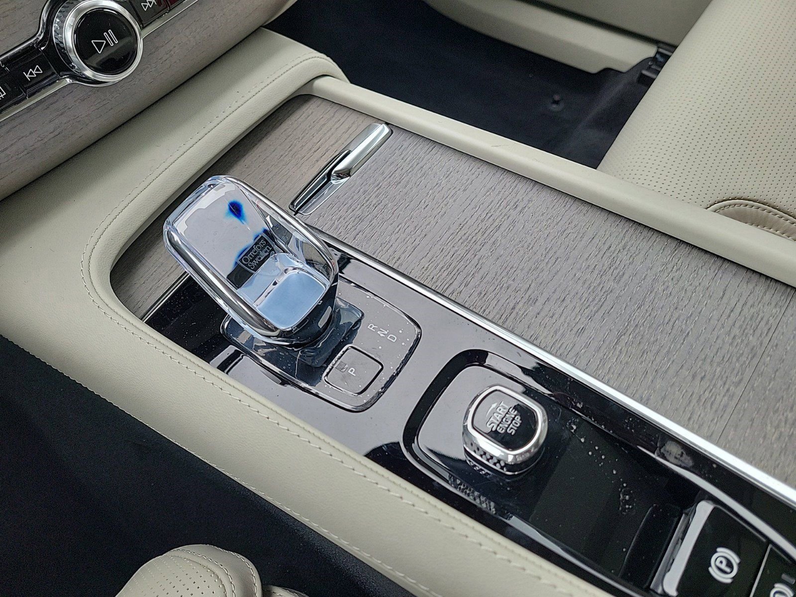 New 2024 Volvo XC90 T8 Ultimate w/ Protection Package Premier image 16