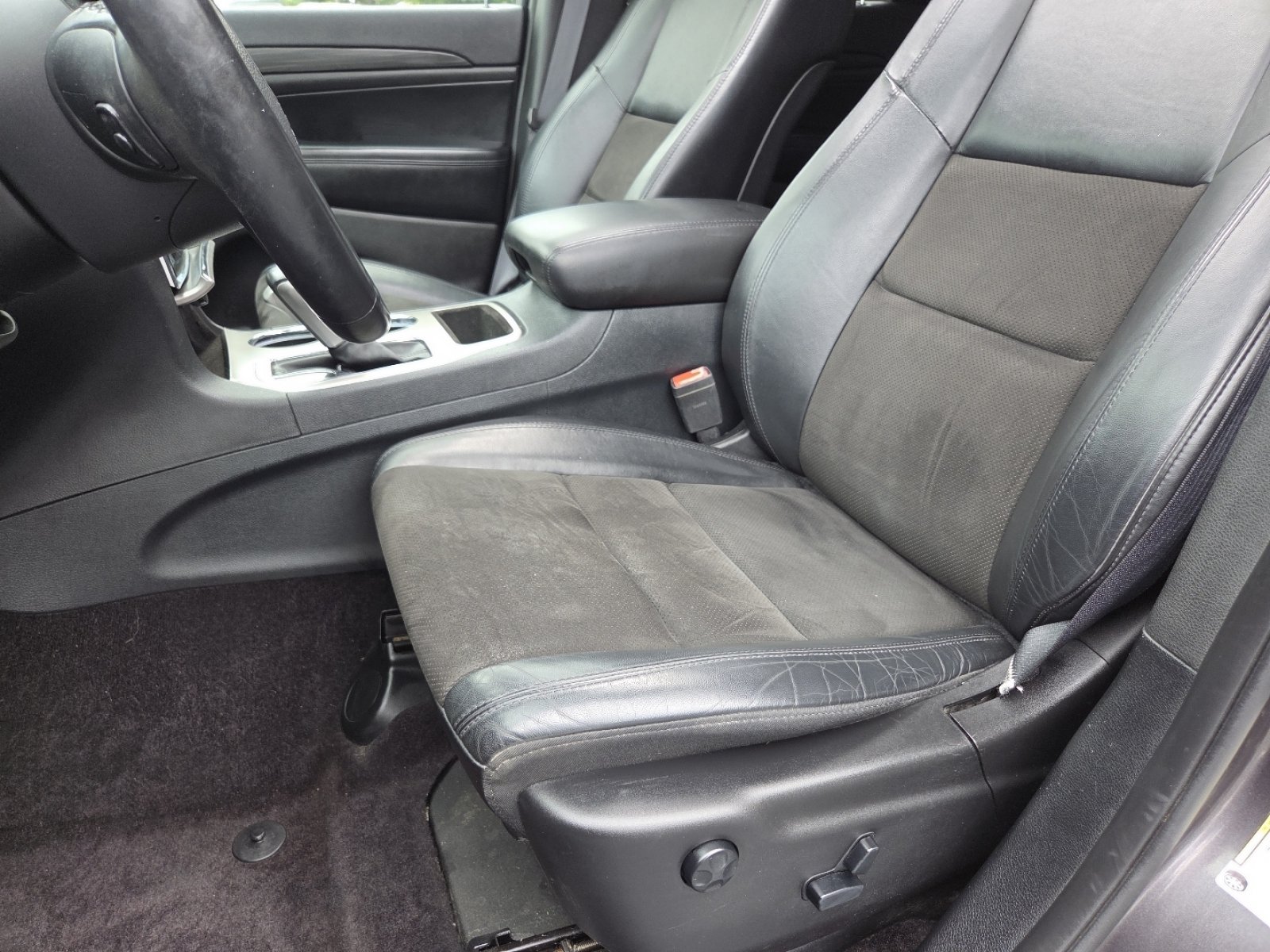 Used 2019 Jeep Grand Cherokee Altitude AWD/4WD image 27