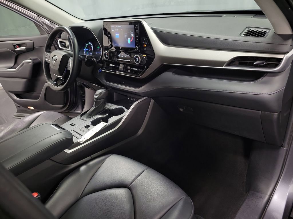 Used 2020 Toyota Highlander XLE image 24