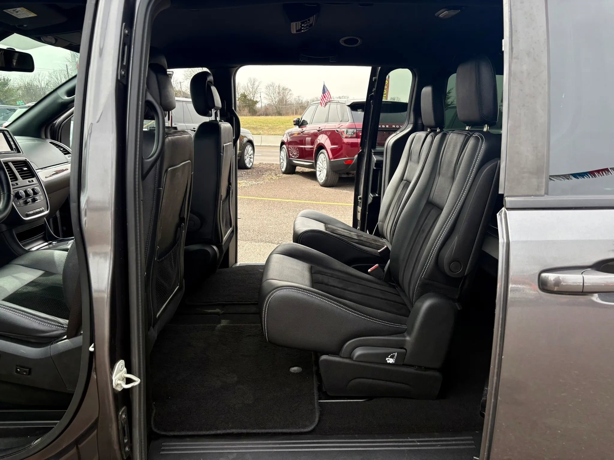 Used 2018 Dodge Grand Caravan SXT w/ Blacktop Package FWD image 18