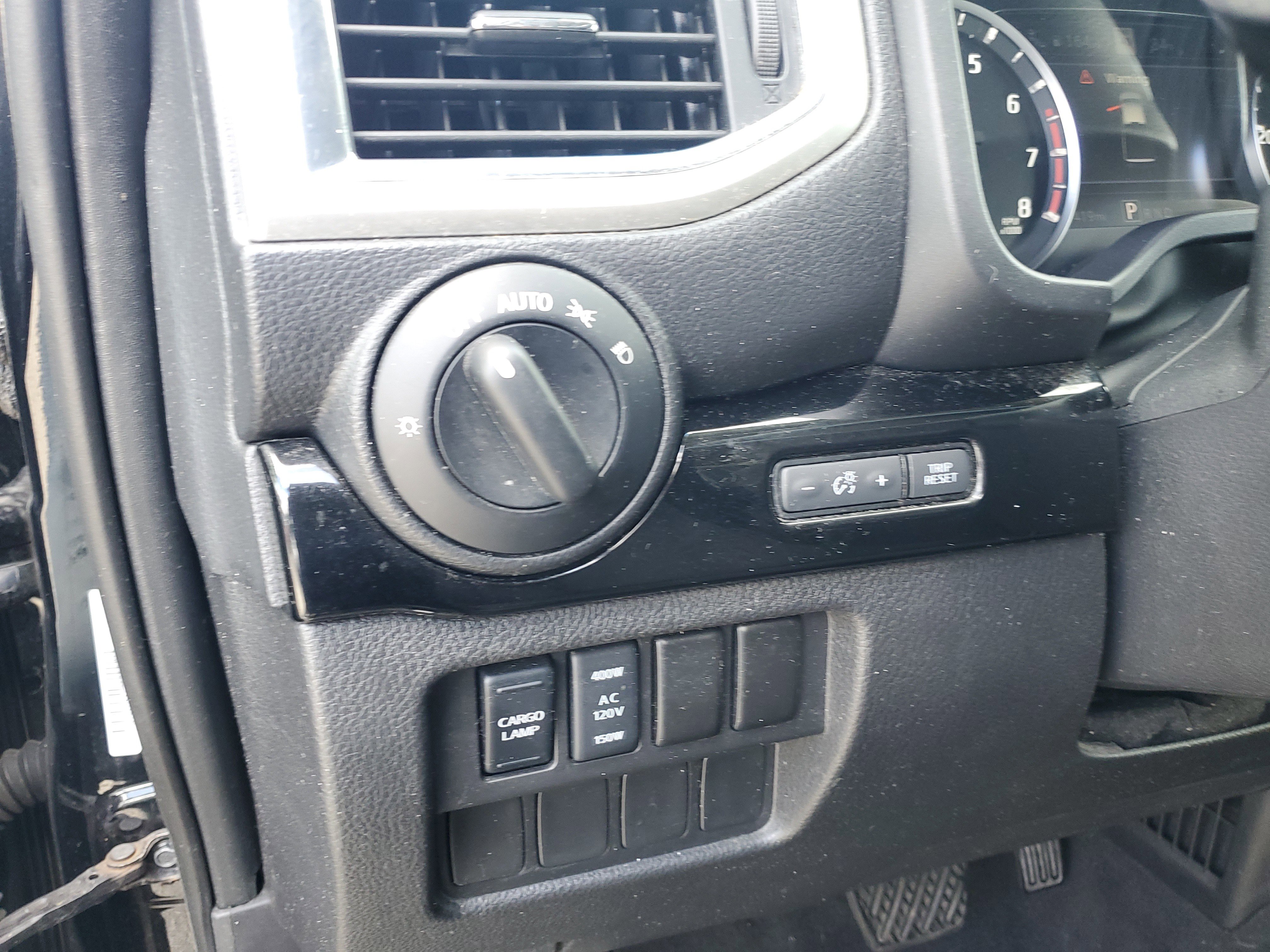 Used 2021 Nissan Titan SV w/ SV Convenience Package RWD image 17