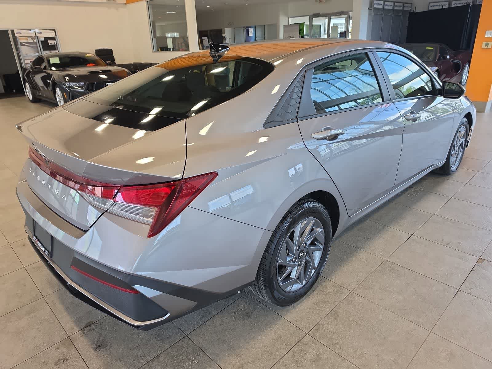 Used 2024 Hyundai Elantra SEL FWD image 7