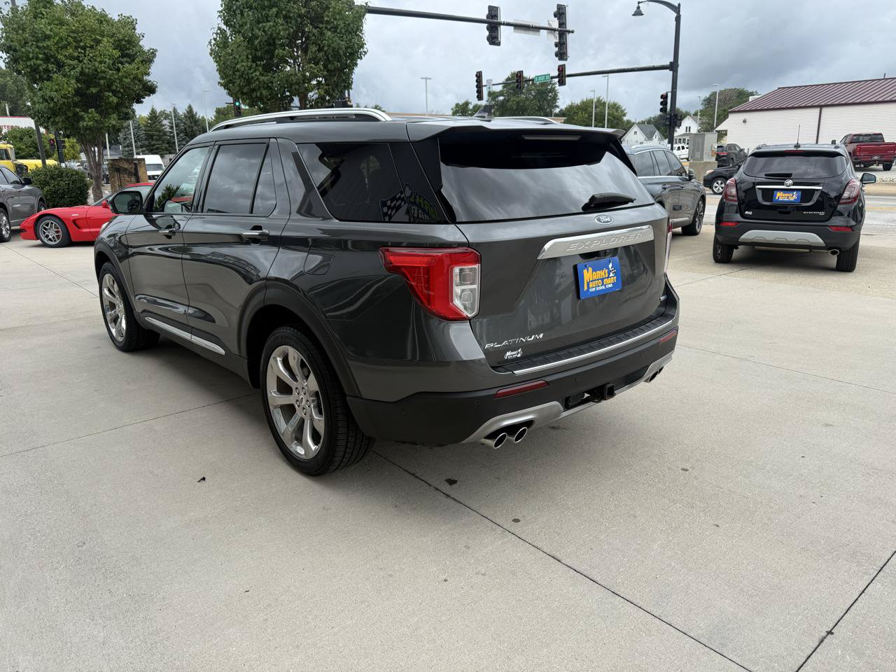 Used 2020 Ford Explorer Platinum w/ Premium Technology Package AWD/4WD image 3