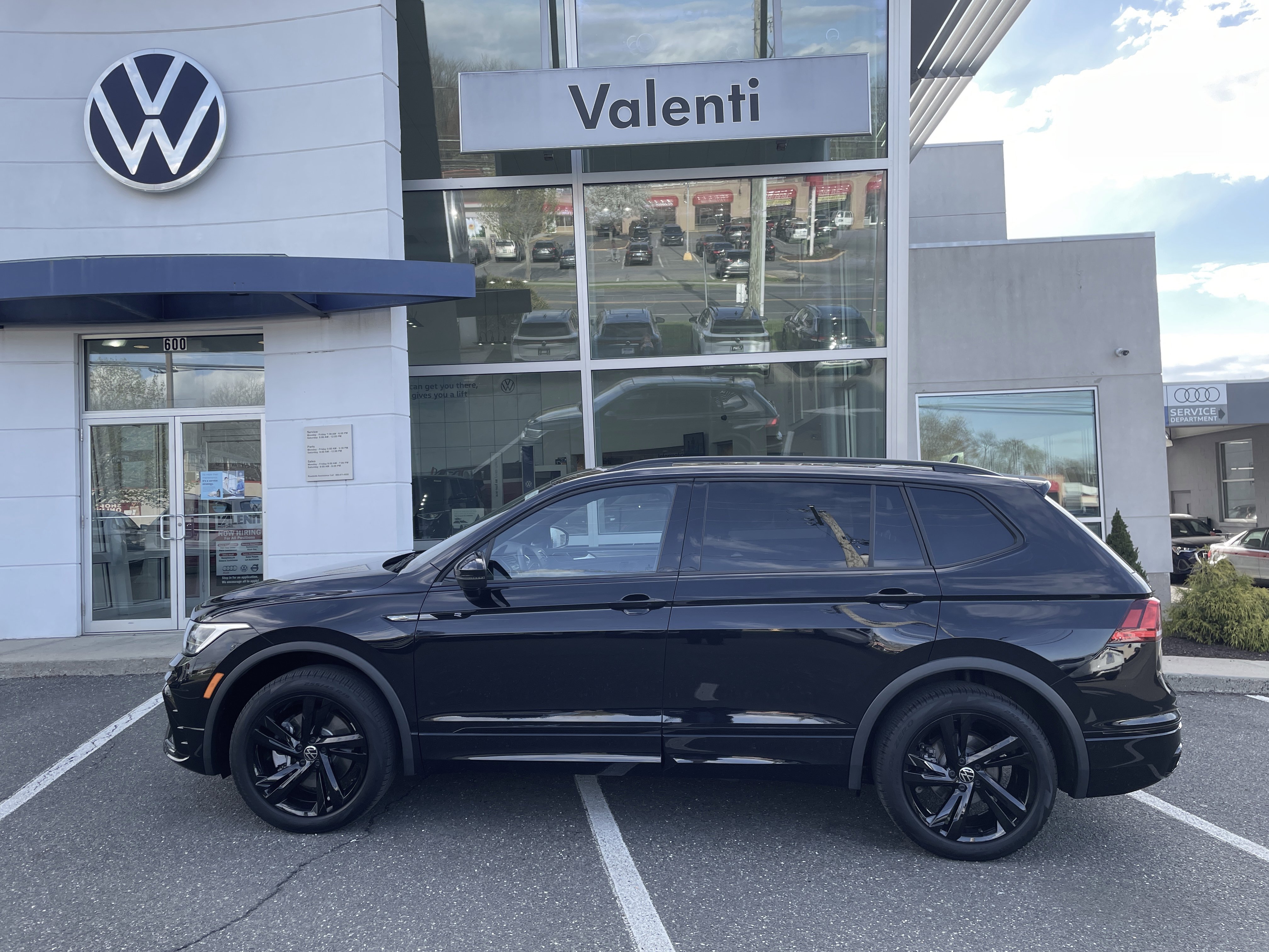 Certified 2024 Volkswagen Tiguan SE R-Line AWD/4WD image 4
