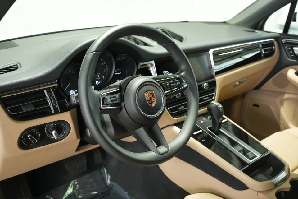 Certified 2025 Porsche Macan AWD/4WD image 4