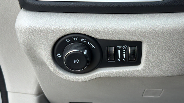 Used 2024 Chrysler Pacifica Touring-L FWD image 16