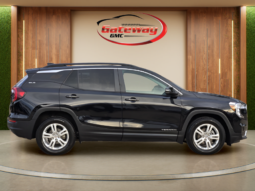 Used 2024 GMC Terrain SLE w/ Driver Convenience Package FWD image 4