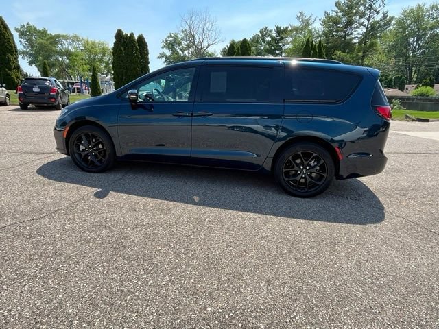 Used 2023 Chrysler Pacifica Limited w/ S Appearance Package AWD/4WD image 2