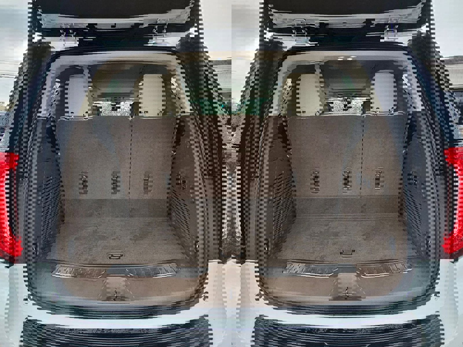 Used 2021 GMC Yukon Denali w/ Denali Premium Package image 4