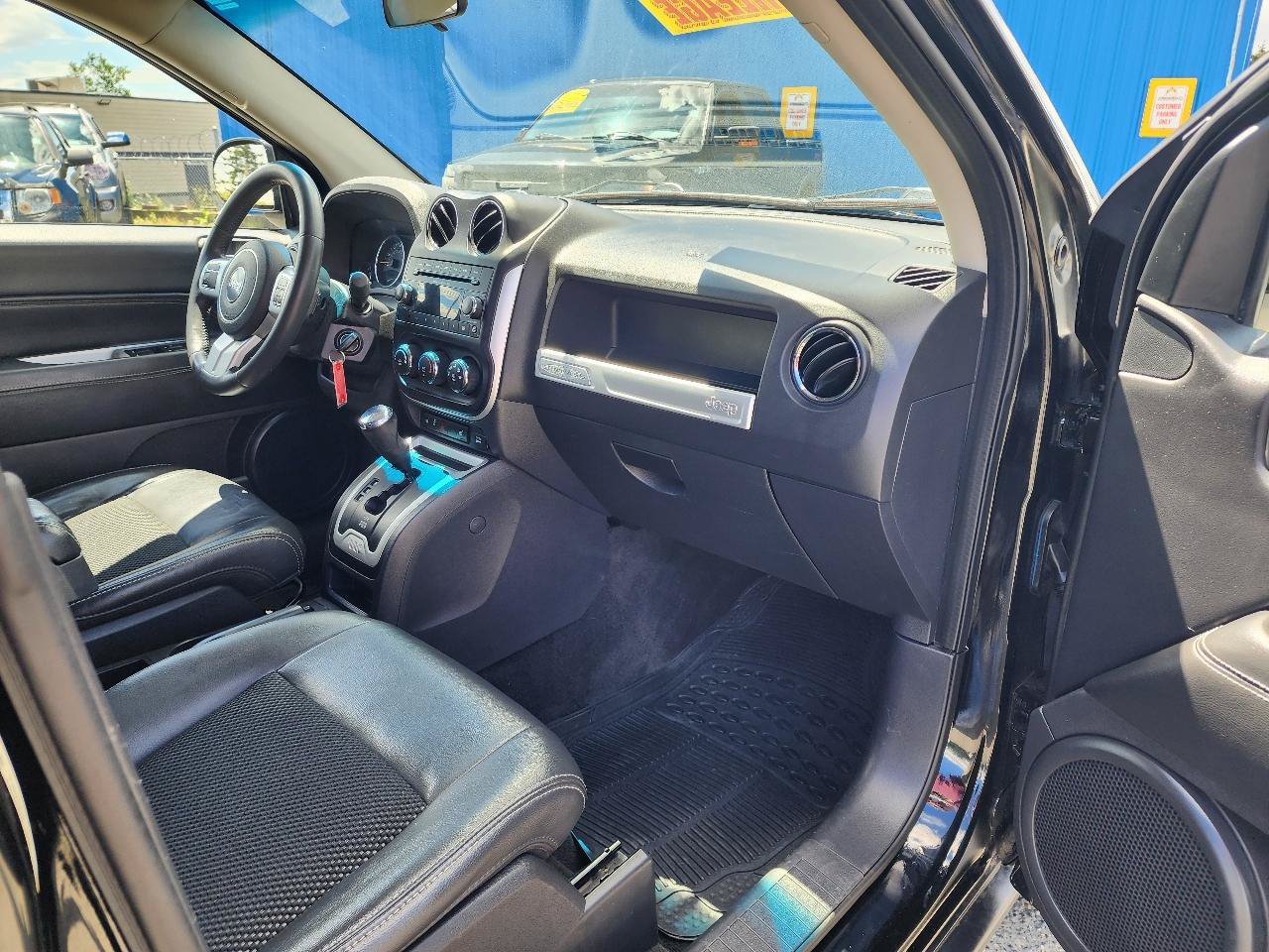 Used 2015 Jeep Compass Latitude FWD image 27
