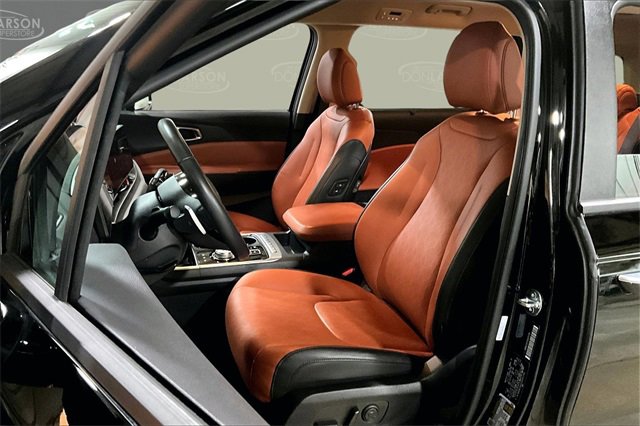 Used 2025 Kia Carnival EX image 13