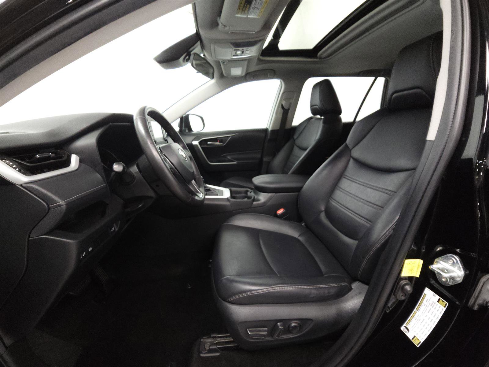 Used 2021 Toyota RAV4 XLE Premium w/ Carpet Mat Package (TMS) FWD image 4