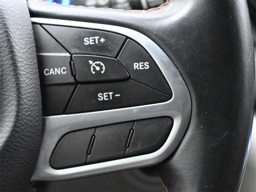 Used 2017 Chrysler Pacifica Touring-L image 6