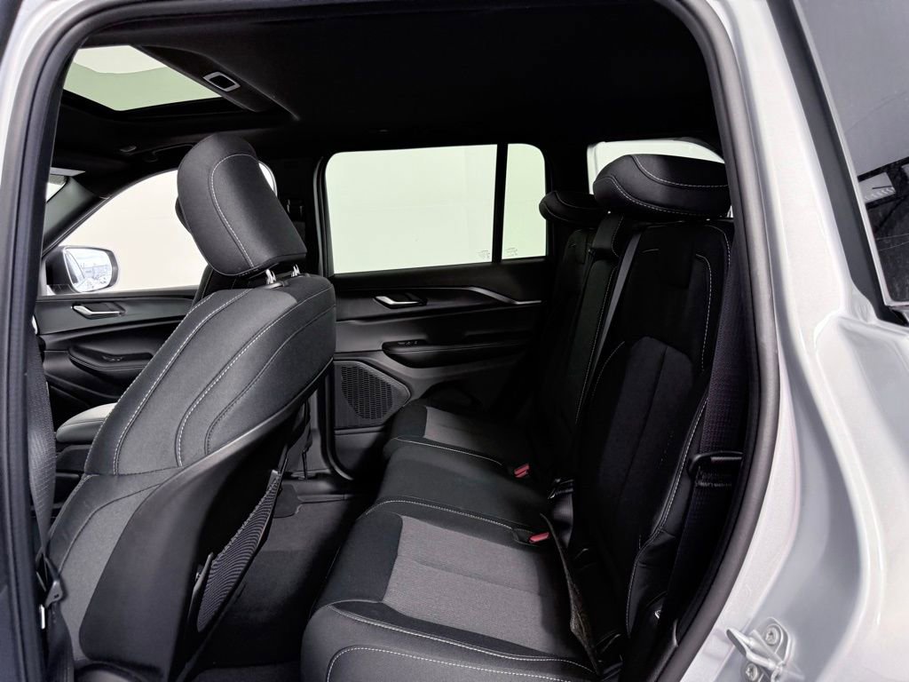 New 2025 Jeep Grand Cherokee Laredo image 18