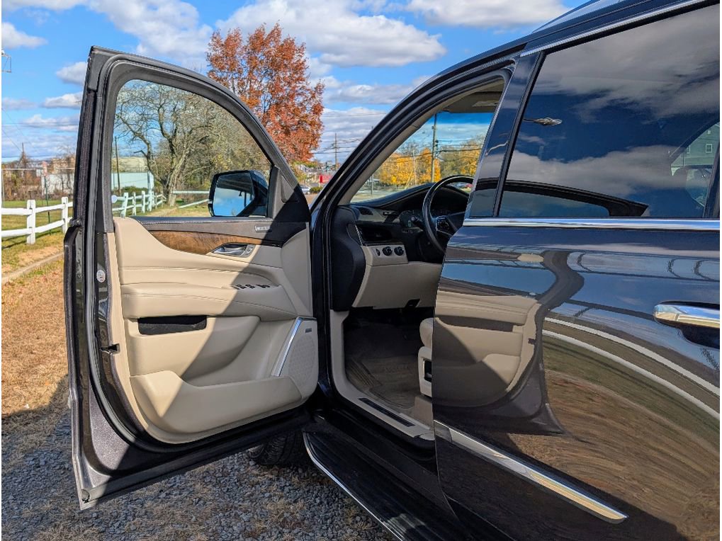 Used 2018 Cadillac Escalade Luxury image 9
