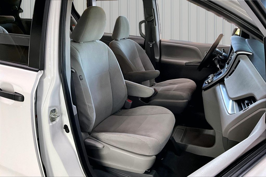 Used 2020 Toyota Sienna L FWD image 30