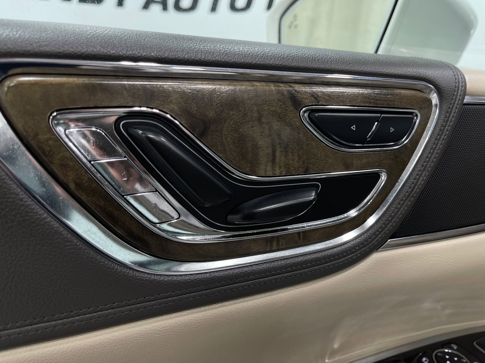 Used 2018 Lincoln Continental Select w/ Continental Climate Package image 16