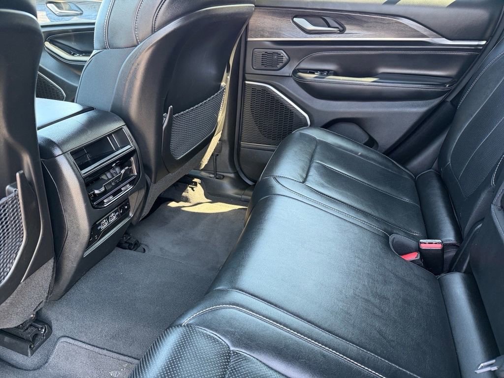 Used 2023 Jeep Grand Cherokee Overland AWD/4WD image 15