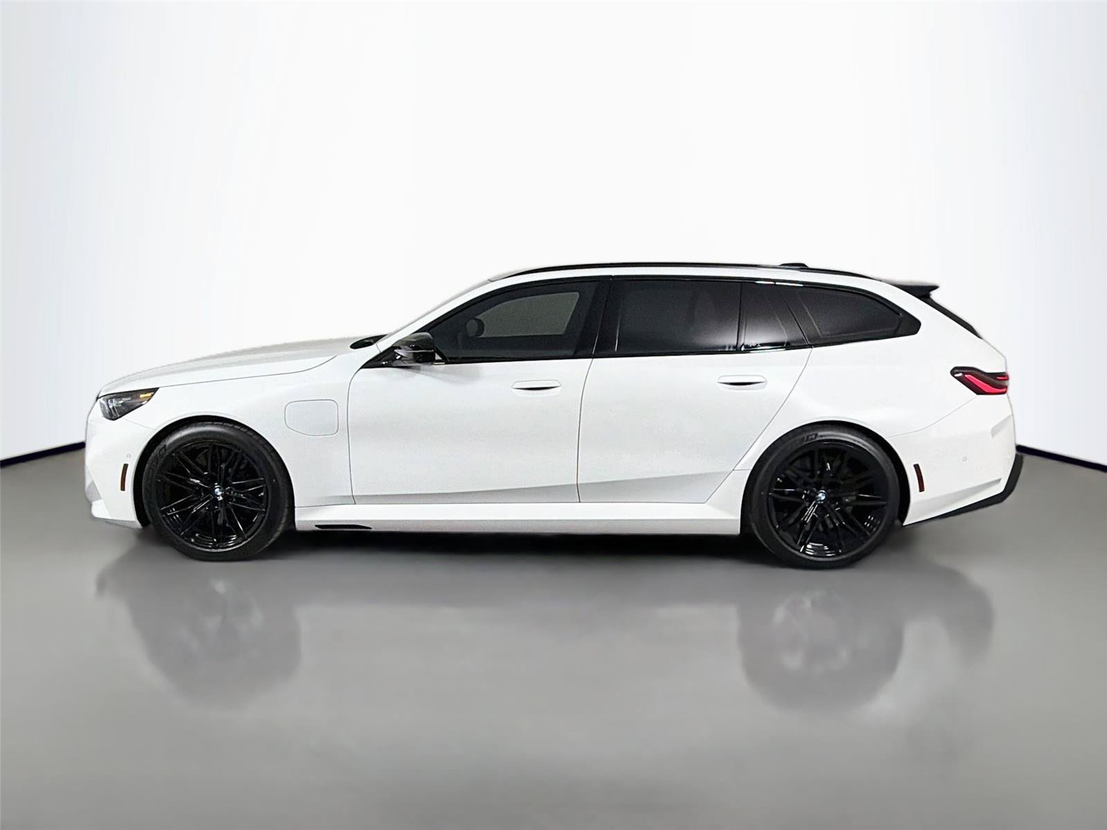 New 2027 BMW M5 Touring AWD/4WD image 8