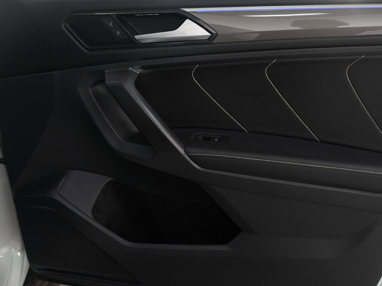 Used 2022 Volkswagen Tiguan SE R-Line image 9