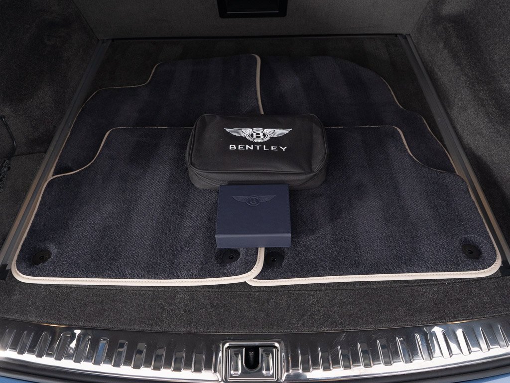 Used 2025 Bentley Bentayga image 47