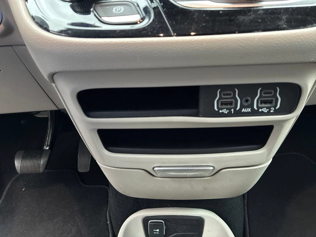 Used 2024 Chrysler Pacifica Touring-L FWD image 18