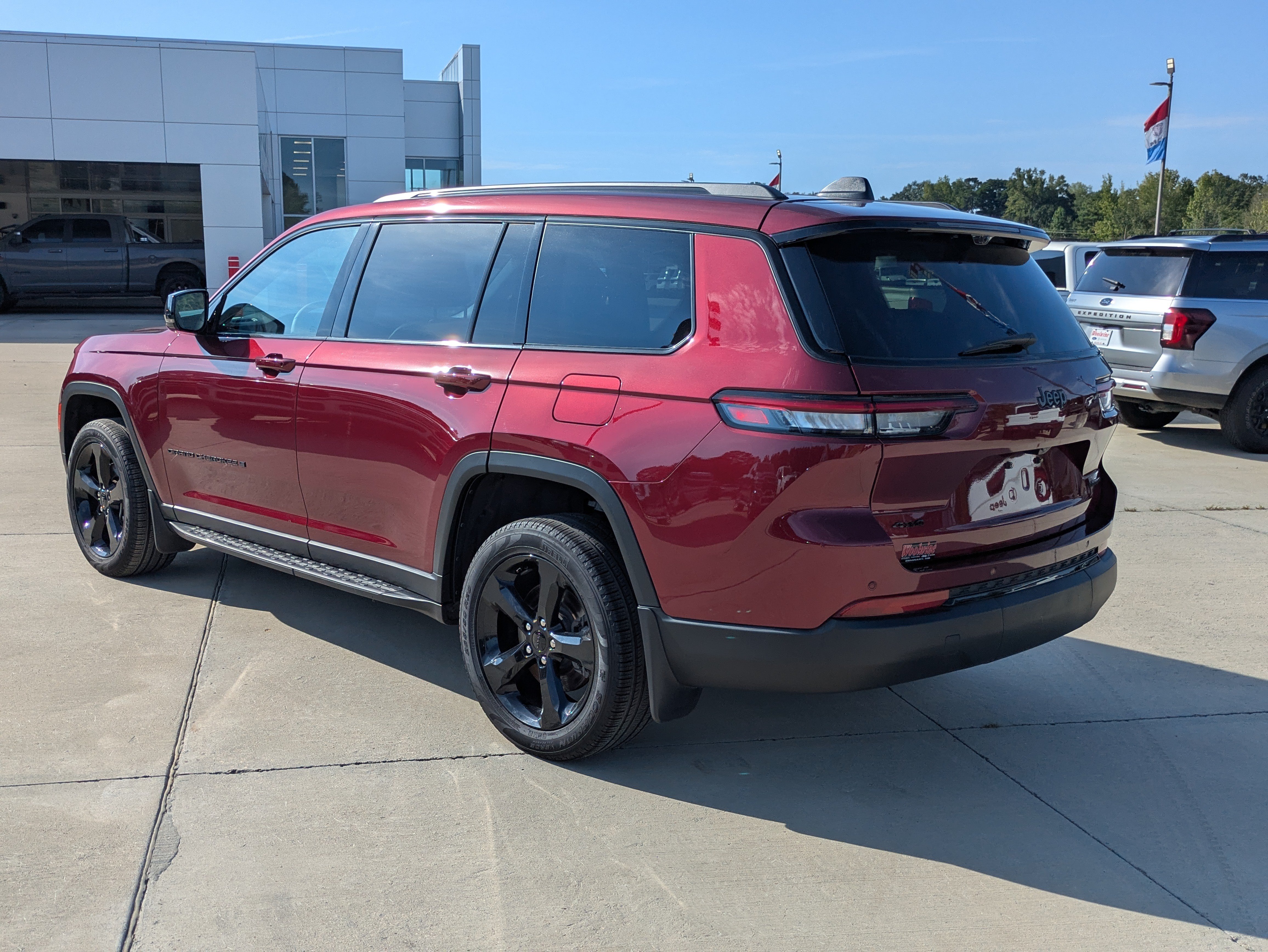 Used 2025 Jeep Grand Cherokee L Limited w/ Luxury Tech Group II AWD/4WD image 3