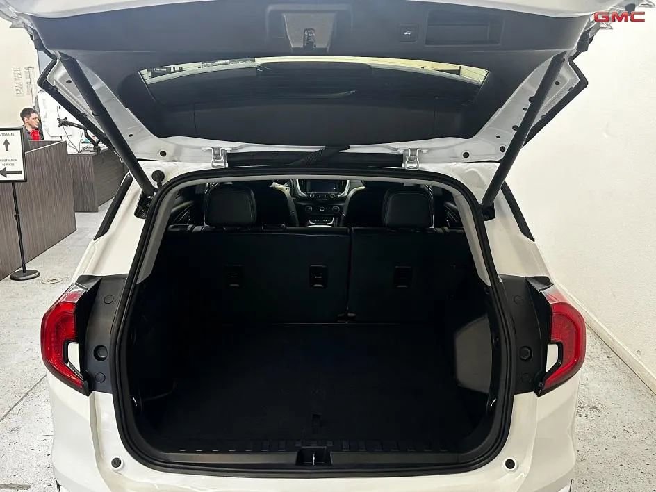 Used 2024 GMC Terrain SLT image 24