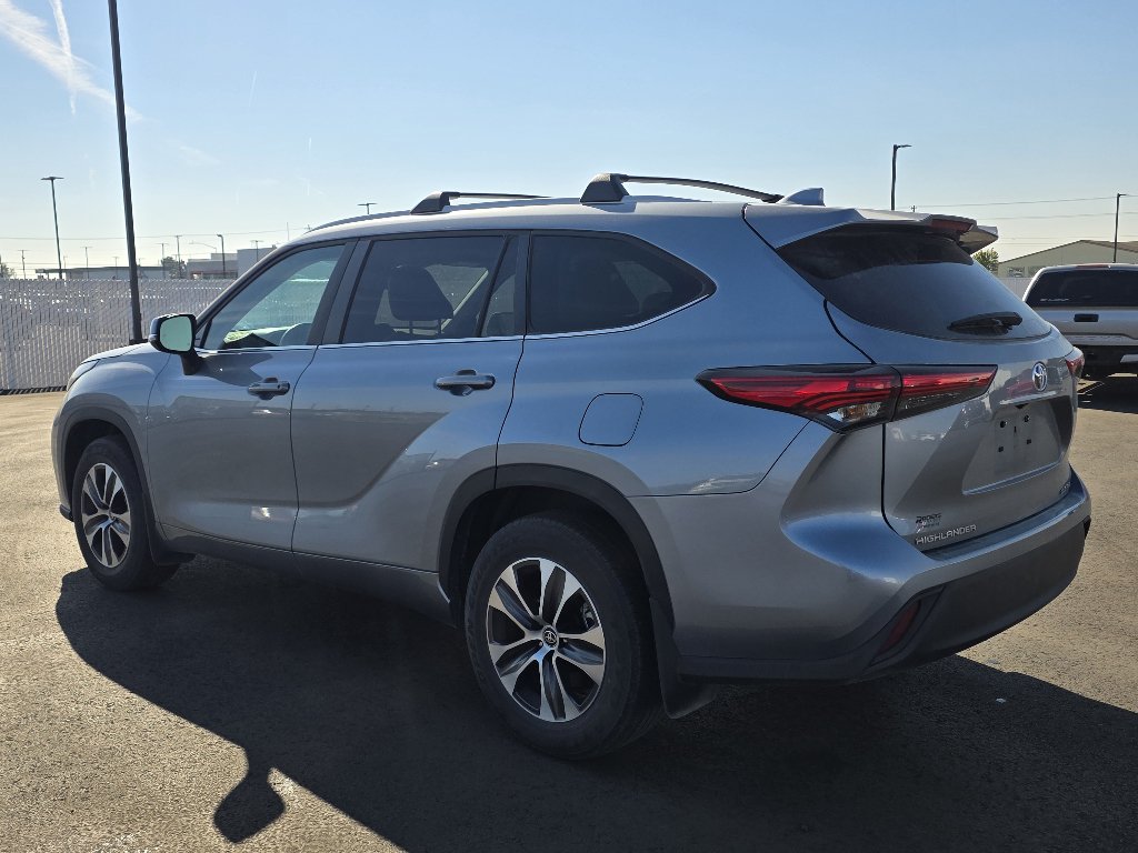 Used 2023 Toyota Highlander XLE AWD/4WD image 6