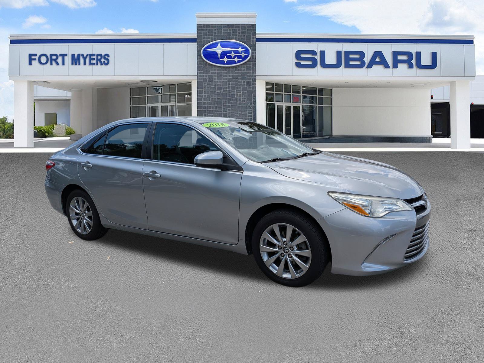 Used 2015 Toyota Camry XLE w/ Moonroof Package FWD image 2