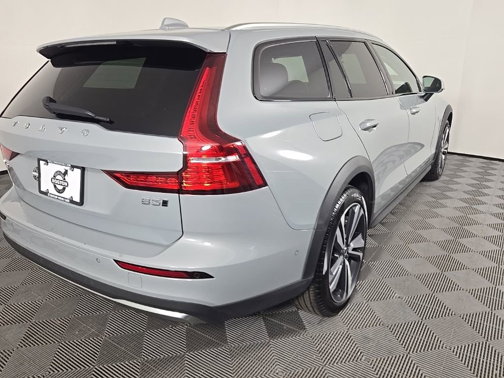 Certified 2025 Volvo V60 B5 Cross Country Plus image 7