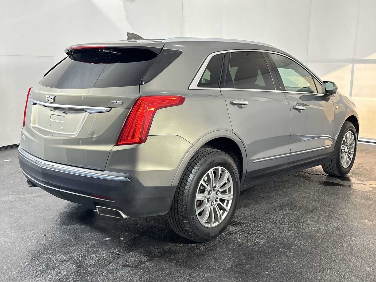 Used 2018 Cadillac XT5 Luxury w/ LPO, Wheel Lock Package image 8