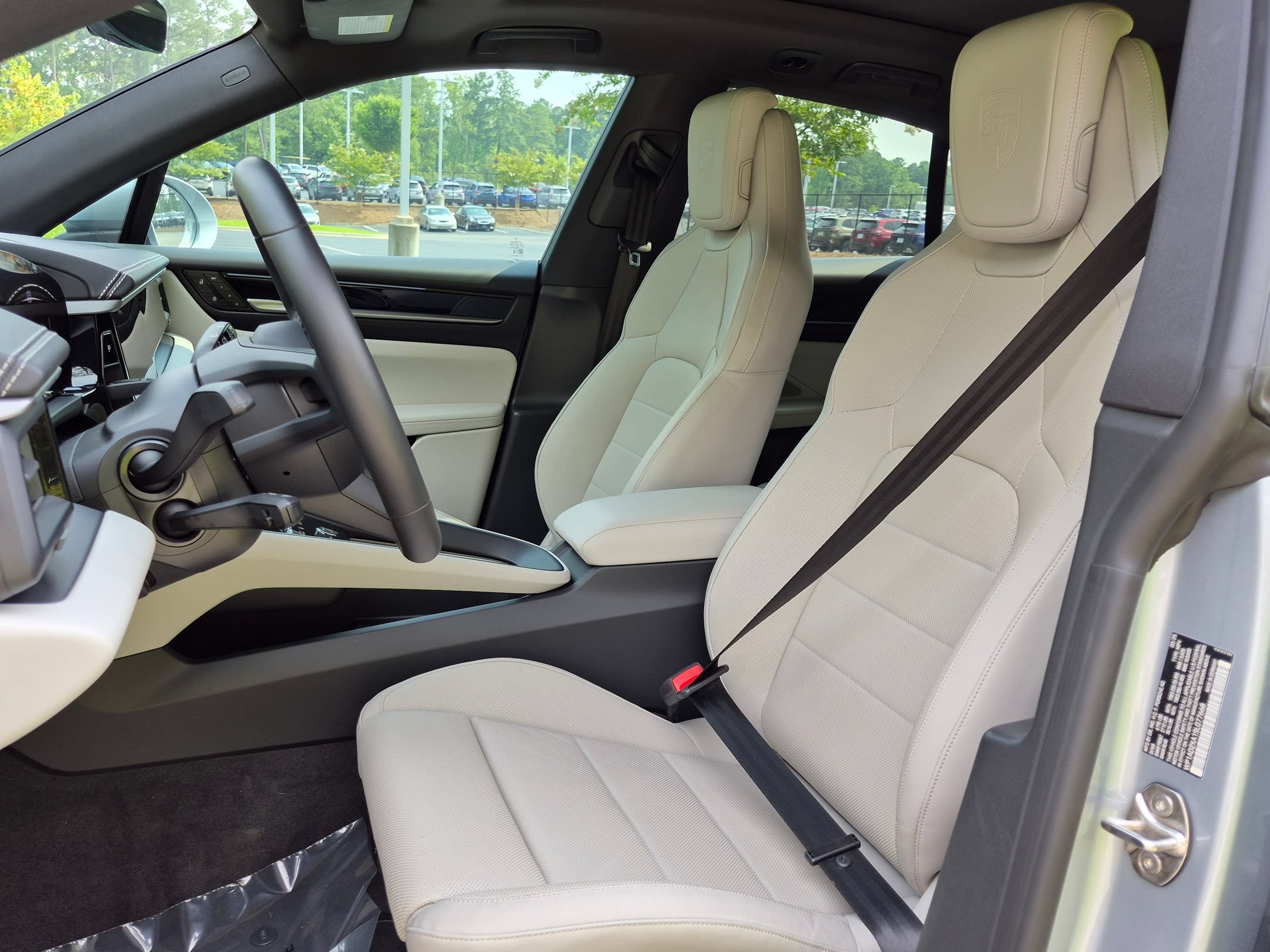 Certified 2025 Porsche Macan Electric RWD image 5