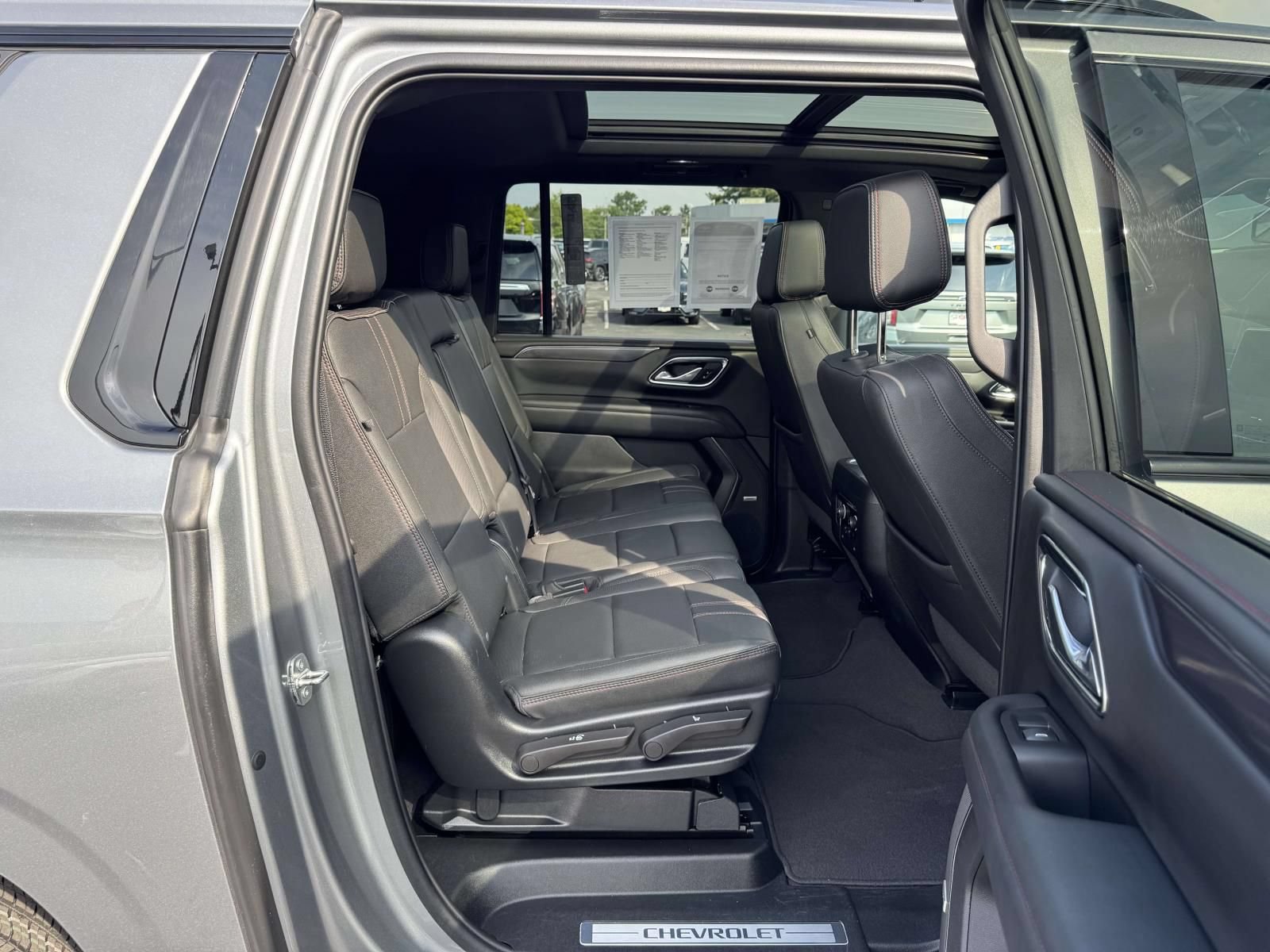 Used 2023 Chevrolet Suburban RST w/ Sport Performance Package AWD/4WD image 14