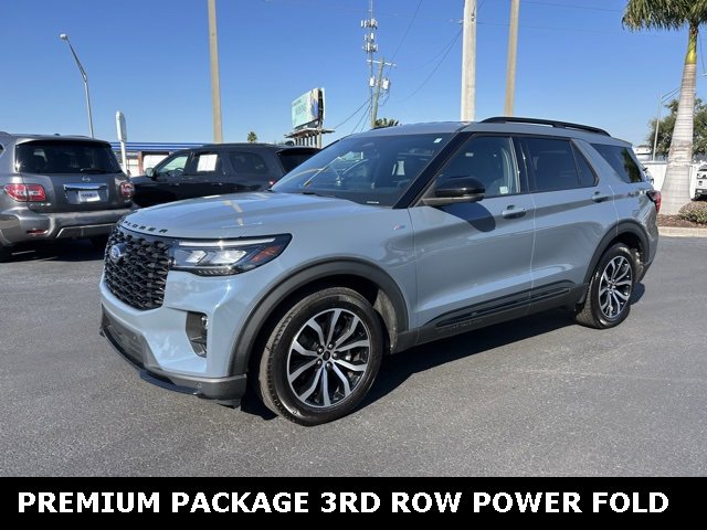 Used 2025 Ford Explorer ST-Line w/ Premium Package image 3