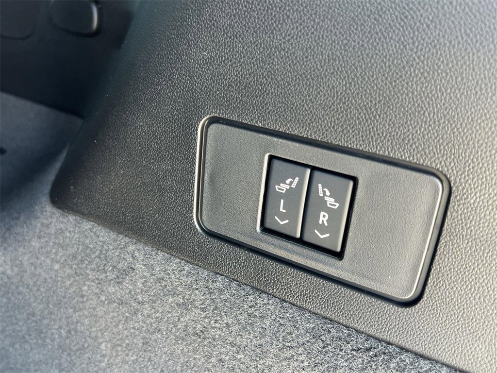 New 2025 Cadillac XT6 Luxury image 31