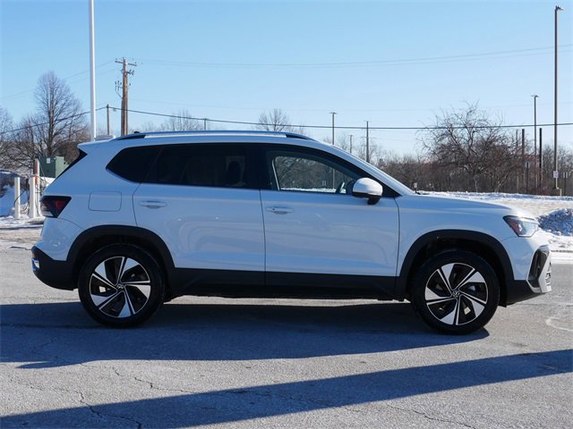 Certified 2025 Volkswagen Taos SE w/ Panoramic Sunroof Package image 8