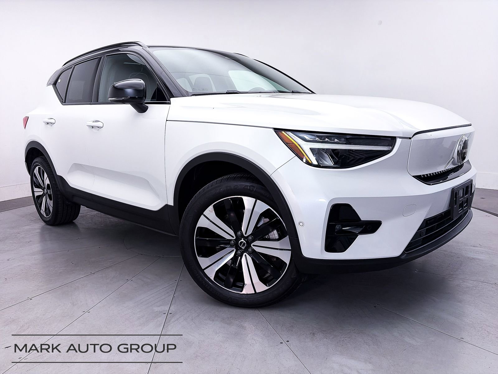 Used 2023 Volvo XC40 Recharge Plus AWD/4WD video 1