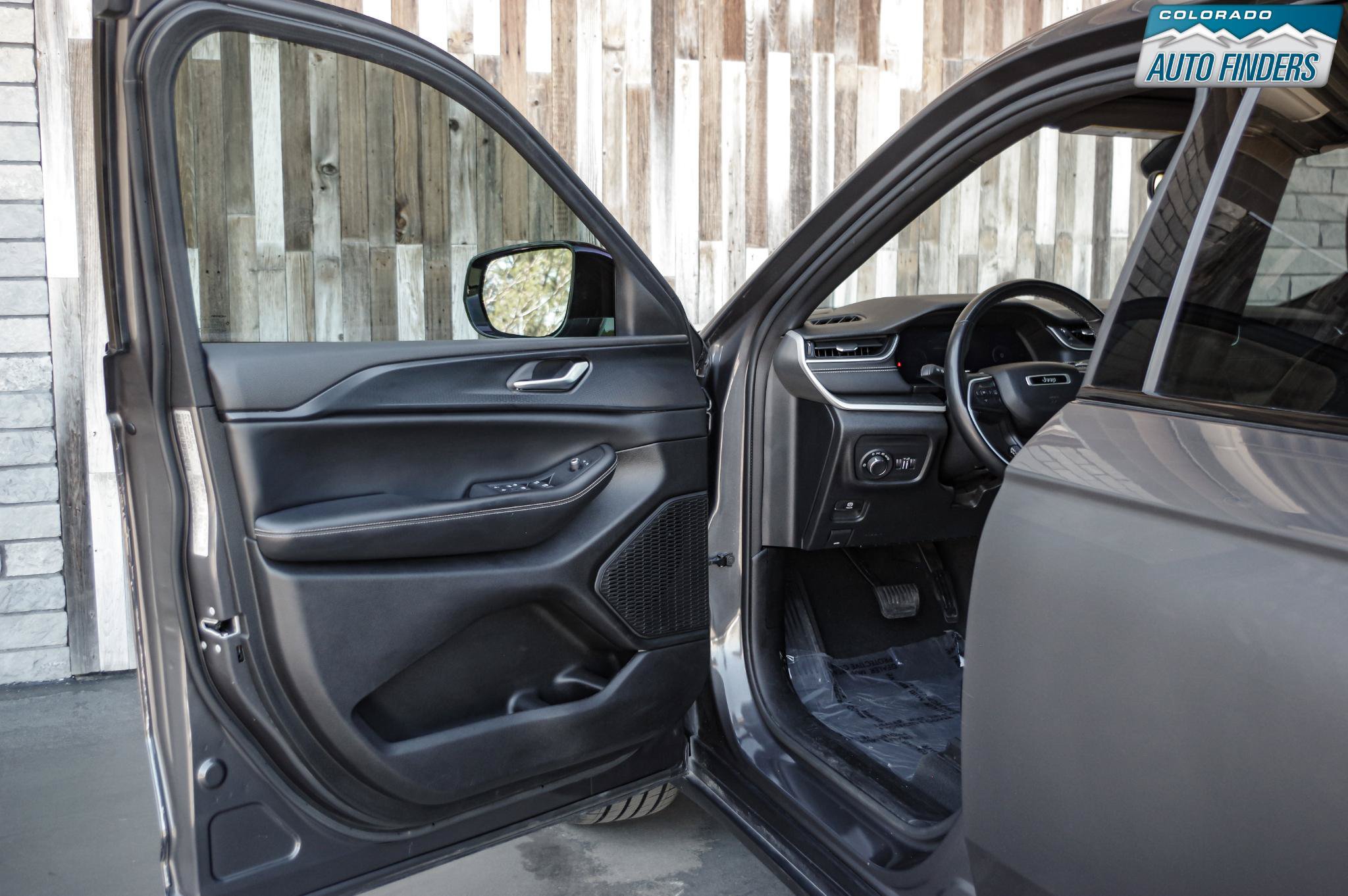 Used 2023 Jeep Grand Cherokee Altitude AWD/4WD image 10