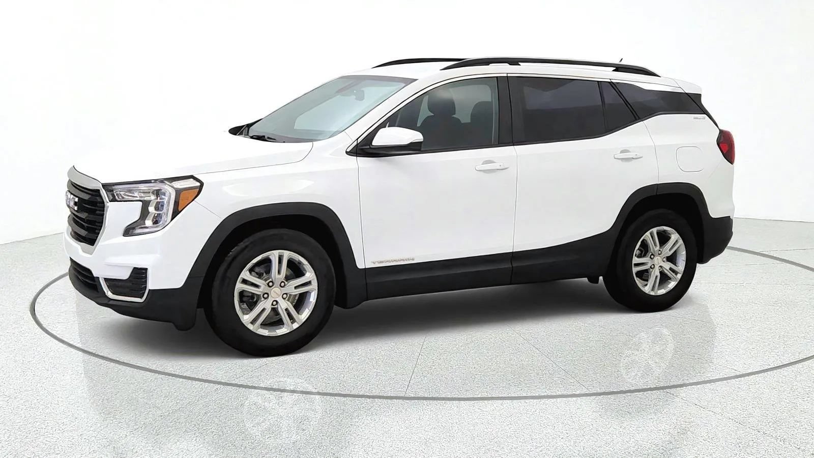 Used 2024 GMC Terrain SLE w/ Driver Convenience Package FWD image 4