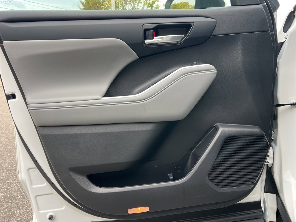 Used 2022 Toyota Highlander XLE image 11