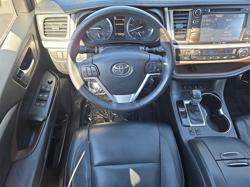 Used 2018 Toyota Highlander XLE w/ Carpet Mat Package (TMS) image 12