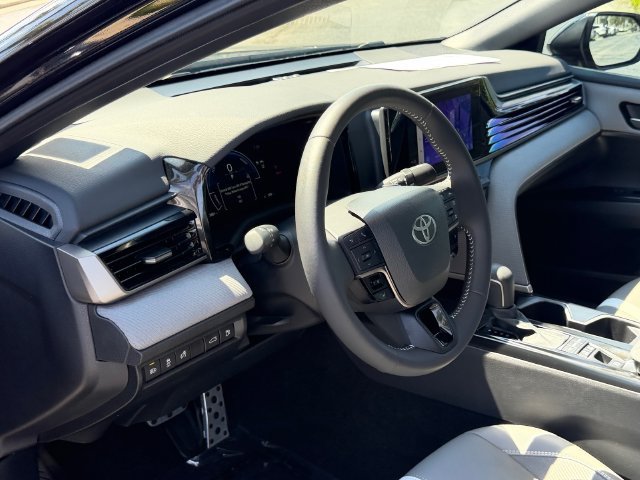 Used 2025 Toyota Camry SE FWD image 12