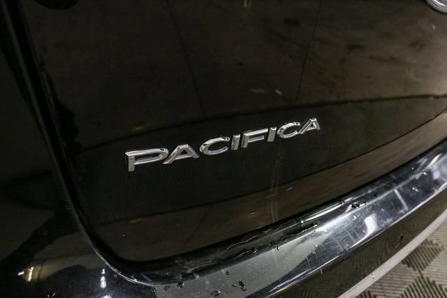 Used 2024 Chrysler Pacifica Touring-L FWD image 9