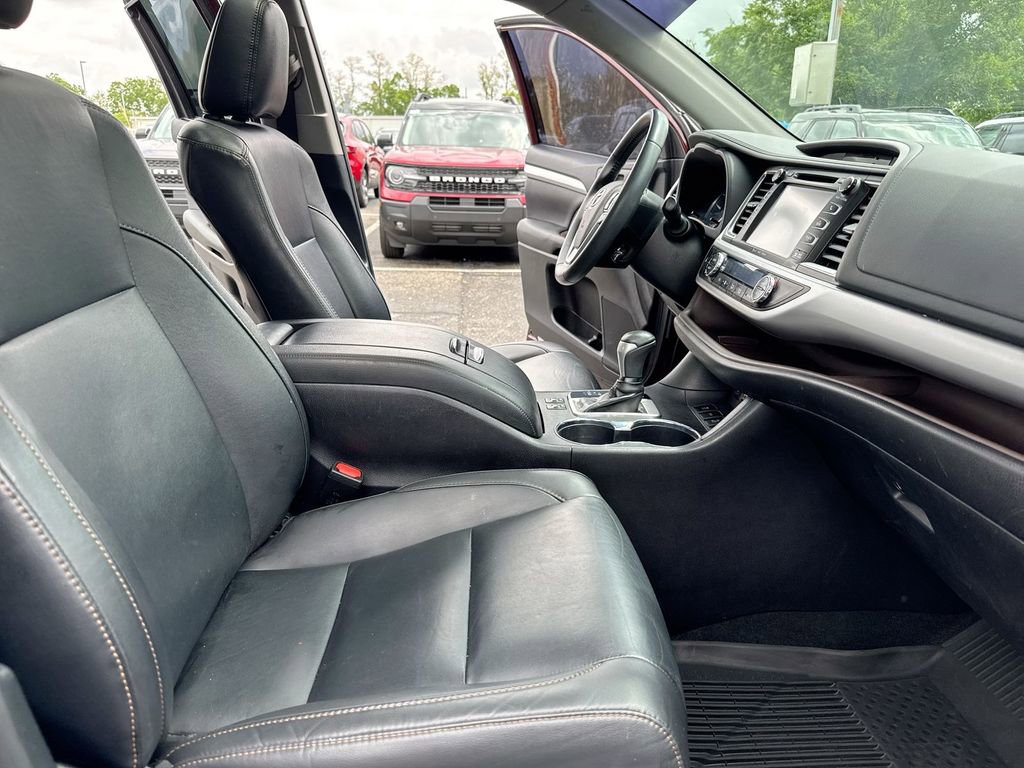 Used 2019 Toyota Highlander XLE AWD/4WD image 23