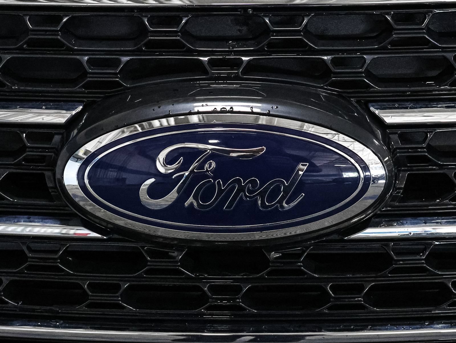 Used 2024 Ford Explorer XLT w/ Equipment Group 202A AWD/4WD image 13
