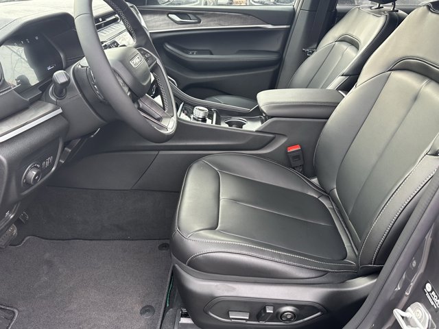 New 2026 Jeep Grand Cherokee Limited w/ Luxury Tech Group II RWD image 8