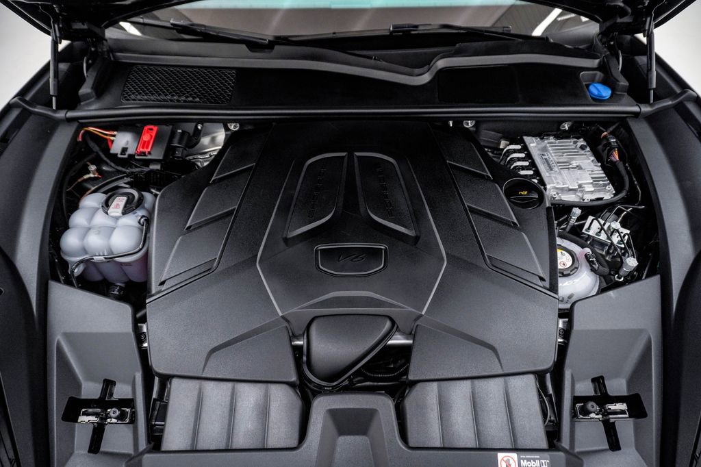 Certified 2025 Porsche Cayenne E-Hybrid AWD/4WD image 29