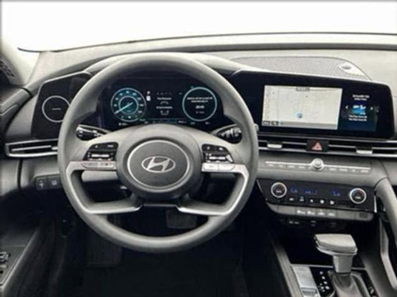 Used 2025 Hyundai Elantra Blue image 13