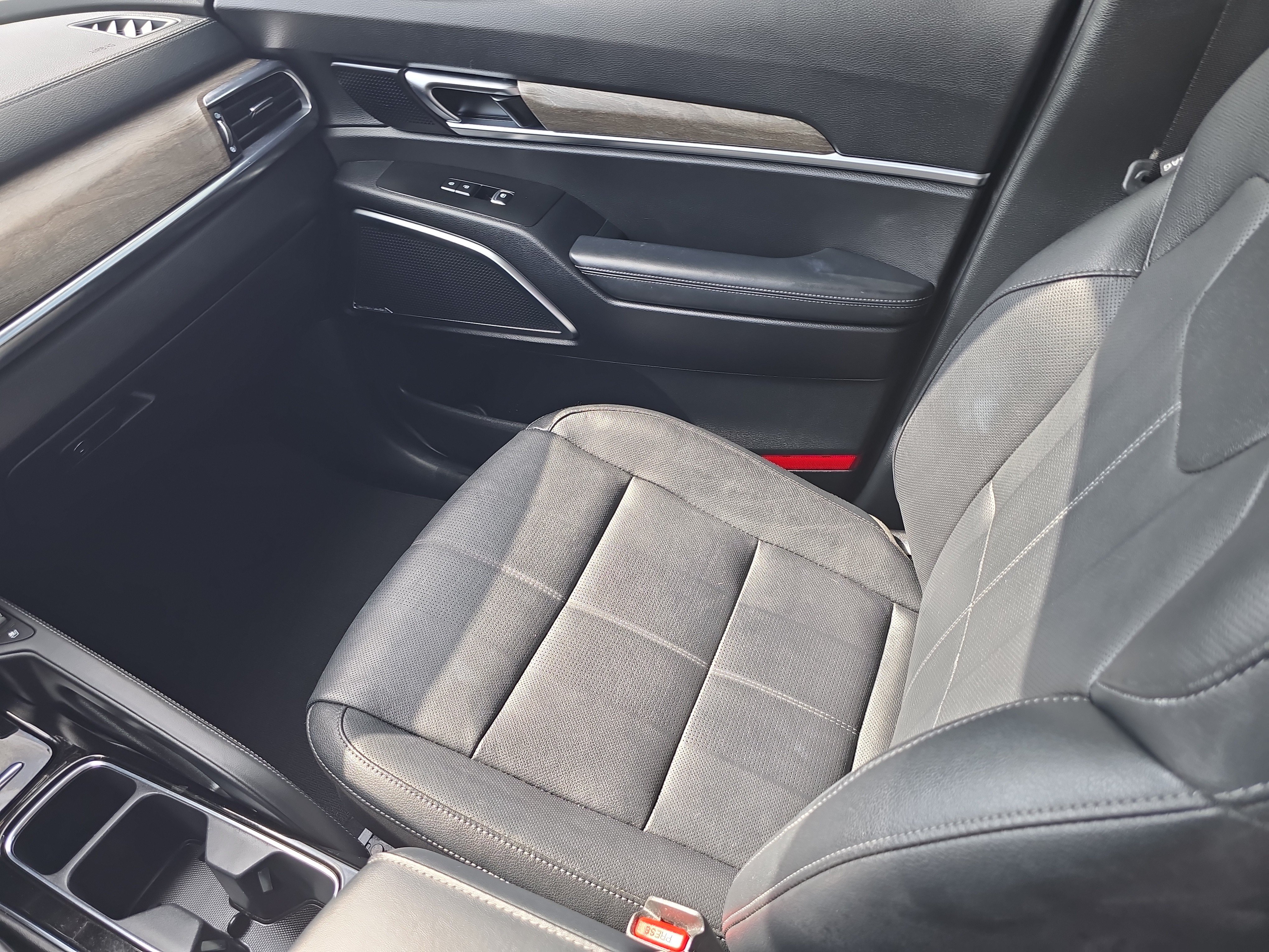 Certified 2022 Kia Telluride SX w/ Towing Package AWD/4WD image 16